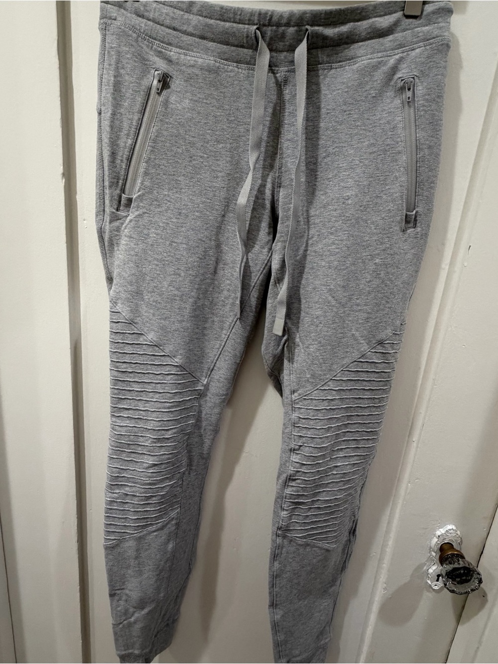 ALO Yoga Gray Ribbed Knee Joggers with Zipper Pockets